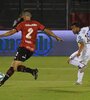 Tevez ya tocó al gol, después de haber eludido a Alan Aguerre.