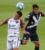 Tomás Chancalay y Lucas Romero luchan por la pelota en la tarde de Avellaneda. (Fuente: Télam)