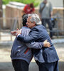 El presidente Alberto Fernández se abraza con Evo Morales en la frontera con Bolivia. (Fuente: Presidencia)