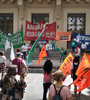 Acto en defensa de la salud frente a sede local de Gobernación.