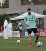 Messi, sonriente con la pelota; más atrás, Di María. (Fuente: Télam)