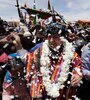 1.Evo Morales (centro) y Garcí Linera (con sombrero) en Orinoca, el pueblo nataldel ex presidente. 2. Indígeneas celebran con instrumentos típicos en Río Mulato. (EFE) 3. Guardia de honor de los mineros. (EFE) (Fuente: EFE)