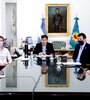 El gobernador Axel Kicillof junto a sus funcionarios.