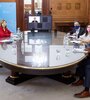 El ministro del Interior, Eduardo "Wado" De Pedro, en reunión por Zoom con los enviados