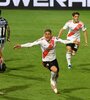 Federico Girotti festeja su gol de palomita. (Fuente: Télam)