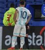 El VAR y Messi esperando el resultado de la revisión, una imagen que recorrió el mundo. (Fuente: AFP)