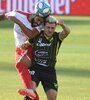 Barboza lucha con Loaiza la pelota en el medio. (Fuente: Fotobaires)