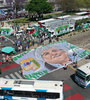 La caravana de camiones, taxis, colectivos y autos particulares en el día de la militancia. (Fuente: NA)