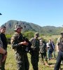 Abdo Benítez (der.) en Concepción, Paraguay, con mientros de la Fuerza de Tarea Conjunta.  (Fuente: EFE)