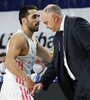 El saludo de Campazzo con Pablo Laso, en el último partido del argentino con el Real Madrid. (Fuente: Prensa Real Madrid)