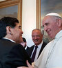 El papa Francisco fue uno de los tantos líderes del mundo que recordó sus encuentros con Maradona. (Fuente: AFP)