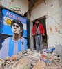 El pintor Aziz Al-Asmar representó la figura del Diez en el muro de una vivienda destruida al noroeste de Siria. (Fuente: AFP)