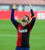 Messi, con la camiseta que usó Maradona en su paso por Newell's. (Fuente: Foto Prensa Barcelona)