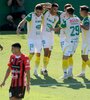 El festejo de los jugadores de Defensa luego del primer gol. (Fuente: Fotobaires)