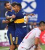 Abila se abraza con Cardona en uno de los goles. (Fuente: Fotobaires)