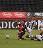 1) Palacios marca el primer gol rojinegro. 2) La lepra festejó finalizar el año en la punta. (Fuente: Sebastián Granata) (Fuente: Sebastián Granata)