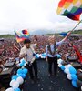 Evo Morales y Alvaro García Linera saludan a sus seguidores en el aeropuerto de Chimoré.  (Fuente: Estanislao Santos)