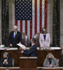 Mike Pence, junto a  Nancy Pelosi, recibe la certificación de los votos de West Virginia durante la confirmación de Biden.  (Fuente: AFP)