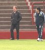 Maradona en el césped de la cancha que lleva su nombre, junto con los realizadores del documental.