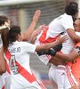 Todos los abrazos para Florencia Chiribelo, la heroina del partido al atajar un penal. (Fuente: Prensa River)