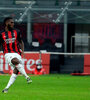 Franck Kessié anota el 2-0 de penal para el Milan. (Fuente: AFP)