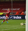 Ni Phillips ni Casilla pueden evitar el primer gol de Crawley. (Fuente: AFP)