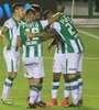 Los jugadores de Banfield saludan a Bordagaray por su gol. (Fuente: Télam)