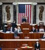 Luego de la votación, la presidenta de la Cámara Baja estdounidense, Nancy Pelosi (centro) aprueba un nuevo juicio político a Trump. (Fuente: AFP)