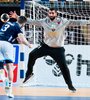 Federico Pizarro, goleador y MVP, define ante Mohamed Al Husain. (Fuente: Twitter CAHandball)