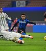 Lautaro remata ante la marca de Chiellini. Inter venció al nonacampeón de Italia. (Fuente: AFP)