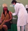 La enfermera y lideresa indígena Vanuzia Santos, en la primera línea de la vacunación. (Fuente: Twitter)