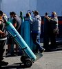 Fila para recargar tubo de oxígeno en Guadalajara. (Fuente: EFE)