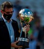 Mario Kempes sostiene en la previa el trofeo obtenido por Defensa y Justicia. (Fuente: AFP)