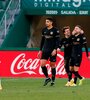 El uruguayo Araujo, Riqui Puig y Jordi Alba festejan el segundo gol de Barcelona. (Fuente: EFE)