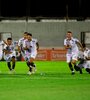 Platense festeja luego del penal atajado por Jorge De Olivera ante Riestra. (Fuente: Prensa Platense)