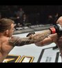 Poirier le arruga la cara a McGregor en una pasaje de la pelea. (Fuente: AFP)