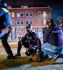 Policías detienen a un manifestante en Rotterdam por violar el toque de queda. (Fuente: AFP)