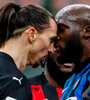 Ibrahimovic y Lukaku, cara a cara durante el clásico milanés. (Fuente: AFP)