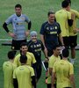 Diego Maradona y Luis Islas junto a los jugadores de Dorados.