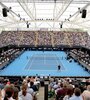 El público regresó a los estadios de tenis en Australia. En la imagen, Serena Williams ante Naomi Osaka. (Fuente: @AustralianOpen)