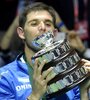 Federico Delbonis besa su réplica de la Ensaladera de Plata. (Fuente: DyN)