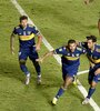 Cardona sale a celebrar su golazo acompañado por Zárate y Mas. Maldonado y Coronel lo sufren.