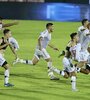 Los jugadores de Platense van en busca de De Olivera. (Fuente: NA)