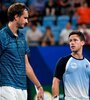 Medvedev (1,98 metro) saluda a Schwartzman (1,70) tras el partido. (Fuente: Prensa ATP)