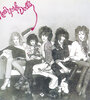 Portada del debut de los New York Dolls, Sylvain es el segundo desde la izquierda.