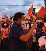 Arauz saluda a sus seguidores durante el cierre de campaña en Quito. (Fuente: AFP)