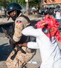 Un policía enfrenta a un manifestante cerca de Palacio Nacional en Puerto Príncipe. (Fuente: AFP)