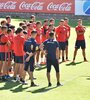 Dabove habla con sus dirigidos previo al debut de San Lorenzo. (Fuente: NA)
