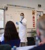 Una maesta da clase en una secundaria de Londres en junio pasado. Esa reapertura terminó mal. (Fuente: AFP)