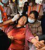 Tratan a una mujer herida durante una protesta en Mandalay. (Fuente: AFP)